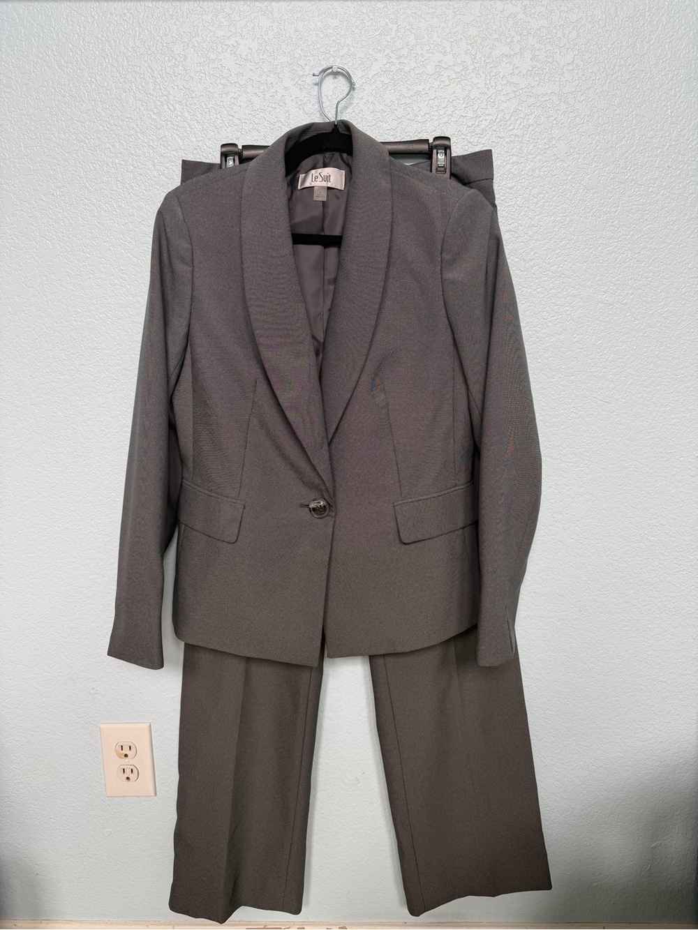 Le Suit Women's Dark Gray Two-Piece Suit - Shawl Collar Blazer & Pants